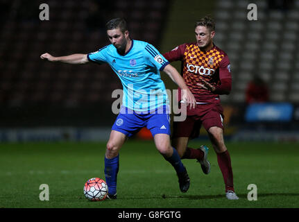 Gary Liddle (à droite) de Bradford City et Richard Brodie d'Aldershot Town se battent pour le ballon lors du premier match de replay de la coupe Emirates FA à Valley Parade, Bradford. Banque D'Images