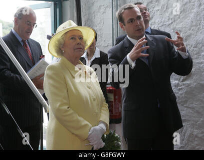 La reine Elizabeth II de Grande-Bretagne est présentée une brasserie lors d'une visite à Kinlochleven dans les Highlands écossais. Banque D'Images