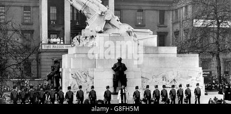 Deux minutes de silence à l'ombre du Royal Artillery Memorial à Hyde Park Corner, Londres. Banque D'Images