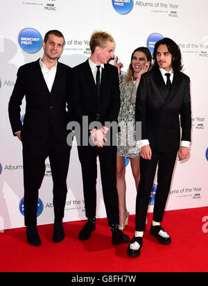 Les nominés Ellie Rowsell, Joff Oddie, Theo Ellis et Joel Amey de Wolf Alice ont assisté au Mercury Music Prize 2015 à la BBC Broadcasting House, Londres. APPUYEZ SUR ASSOCIATION photo. Date de la photo : vendredi 20 novembre 2015. Voir l'histoire de PA SHOWBIZ Mercury. Le crédit photo devrait se lire comme suit : Ian West/PA Wire Banque D'Images