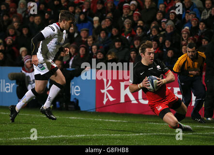 Chris Wyles de Saracens a fait un essai lors du match de la coupe des champions d'Europe au Kingspan Stadium, à Belfast. Banque D'Images