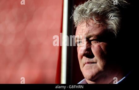 Steve Bruce, directeur de la ville de Hull, lors du match du championnat Sky Bet à Ashton Gate, Bristol. APPUYEZ SUR ASSOCIATION photo. Date de la photo: Samedi 21 novembre 2015. Voir PA Story FOOTBALL Bristol. Le crédit photo devrait indiquer : PA Wire. Banque D'Images