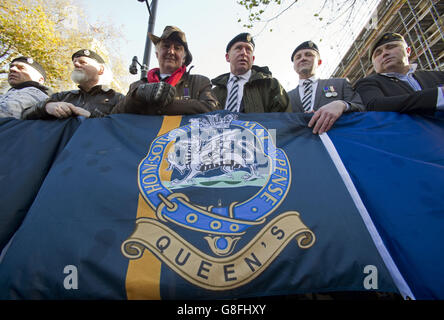 Les militants qui réclament l'immunité des soldats sanglants du dimanche prennent part à une manifestation à Whitehall, dans le centre de Londres, contre l'enquête de police sur les anciens parachutistes qui ont tué 14 manifestants des droits civiques à Londonderry en 1972. Banque D'Images