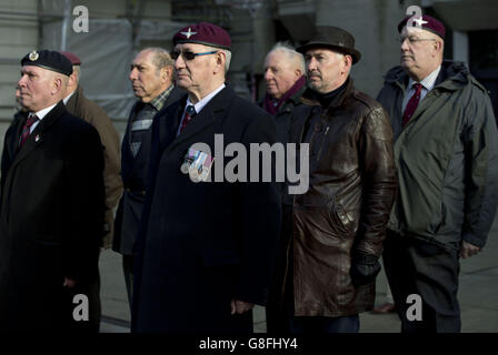 Les militants réclamant l'immunité des soldats sanglants du dimanche observent un silence de deux minutes au Cenotaph, dans le centre de Londres, lors d'une manifestation contre l'enquête de la police sur les anciens parachutistes qui ont tué 14 manifestants des droits civils à Londonderry en 1972. Banque D'Images