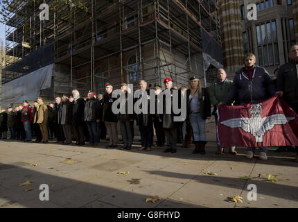 Les militants réclamant l'immunité des soldats sanglants du dimanche observent un silence de deux minutes au Cenotaph, dans le centre de Londres, lors d'une manifestation contre l'enquête de la police sur les anciens parachutistes qui ont tué 14 manifestants des droits civils à Londonderry en 1972. Banque D'Images