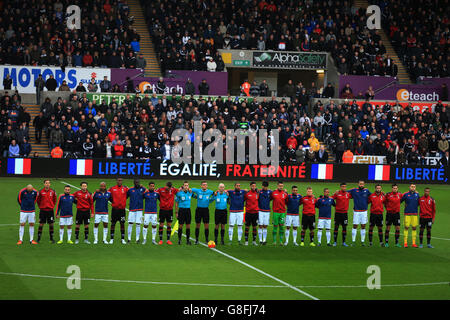 Les joueurs de Swansea City et de l'AFC Bournemouth se tiennent à la mémoire de ceux qui sont morts dans les attaques de Paris, lors du match de la Barclays Premier League au Liberty Stadium, à Swansea. Banque D'Images