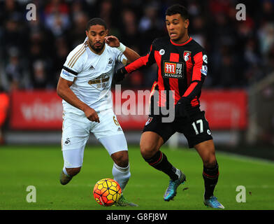 Joshua King (à droite) de l'AFC Bournemouth tient un défi de Ashley Williams de Swansea City lors du match de la Barclays Premier League au Liberty Stadium, à Swansea. Banque D'Images