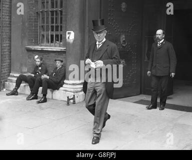 Premier ministre Herbert Asquith - Chambre de commerce, Londres.Le premier ministre libéral Herbert Asquith quitte une conférence sur la grève des chemins de fer à la Chambre de commerce de Londres. Banque D'Images