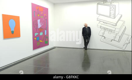 L'artiste Michael Craig-Martin avec son tableau Stack 1981, qui est exposé à l'exposition transience aux Serpentine Galleries de Londres. Banque D'Images