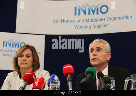 Clair Mahon, président de l'organisation des infirmières et des sages-femmes irlandaises, et Liam Doran, secrétaire général, lors d'une conférence de presse à Dublin, alors que les infirmières des services d'urgence et d'accidents des hôpitaux du pays sont en grève au cours de la crise de surpopulation vieille de dix ans. Banque D'Images