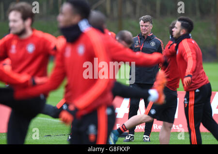 Manchester United Training - UEFA Champions League - Groupe B - Manchester United / PSV Eindhoven - Aon Training Complex.Louis van Gaal, le gérant de Manchester United, observe ses joueurs lors de la séance d'entraînement au complexe d'entraînement Aon, à Carrington. Banque D'Images