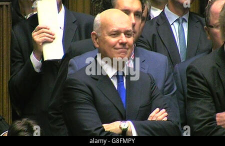Le secrétaire au travail et aux pensions, Iain Duncan Smith, écoute le chancelier de l'Échiquier, George Osborne, qui présente son énoncé d'automne et son examen des dépenses aux députés de la Chambre des communes de Londres. Banque D'Images