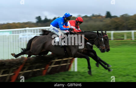 Buveur d'Air (Far side), criblé par Noel Fehily, saute le dernier avant de battre attendez-moi (nearside), criblé par Richard Johnson pour gagner le Bet365 'National Hunt' Maiden hdle pendant le Bet365 Festival vendredi au Newbury Racecourse. Banque D'Images