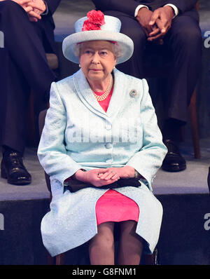 La reine Elizabeth II assiste à la cérémonie d'ouverture de la réunion des chefs de gouvernement du Commonwealth (CHOGM) au Centre de conférences méditerranéen de la Valette à Malte. Banque D'Images