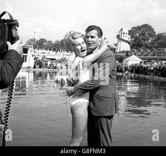 Nanette Slack d'Ipswich est étreinte de l'acteur Roger Moore après avoir remporté le titre de Miss Variety Club de Grande-Bretagne au Gala des étoiles du Club au Festival Gardens, Battersea. Banque D'Images