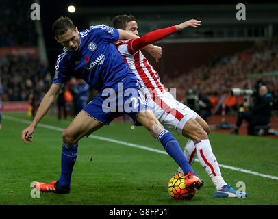 Football - Barclays Premier League - Stoke City / Chelsea - Britannia Stadium.Ibrahim Afellay (à droite) de la ville de Stoke et Nemanja Matic de Chelsea pour la bataille du ballon Banque D'Images