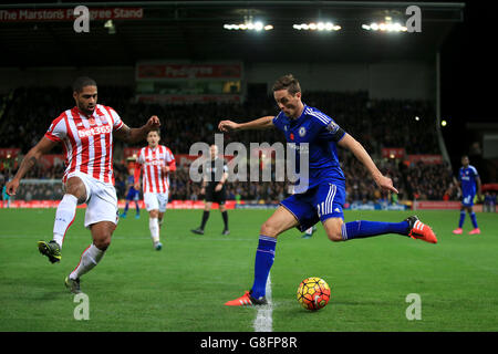 Nemanja Matic de Chelsea et Glen Johnson de Stoke City (à gauche) en action pendant le match de la Barclays Premier League au Britannia Stadium, Stoke-on-Trent. Banque D'Images