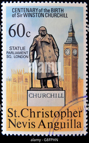 ST CHRISTOPHER NEVIS ANGUILLA - circa 1974 : timbre imprimé à St Christopher et Nevis Anguilla montre Winston Churchill statue pl Banque D'Images