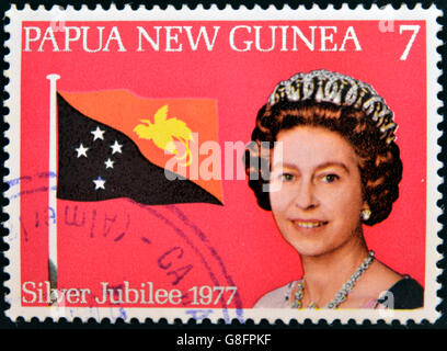 La Papouasie-Nouvelle-Guinée - circa 1977 : timbres en Papouasie Nouvelle Guinée montre aportrait Elizabeth II, en commémoration du jubilé d'argent, Banque D'Images