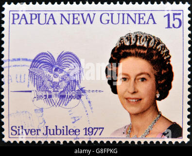 La Papouasie-Nouvelle-Guinée - circa 1977 : timbres en Papouasie Nouvelle Guinée montre aportrait Elizabeth II, en commémoration du jubilé d'argent, Banque D'Images