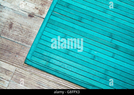 Tapis turquoise sur un sol en bois Banque D'Images