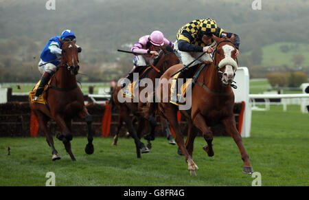 Wolf of Windlesham criblé par Joshua Moore saute le dernier sur leur chemin à la victoire dans le JCB Triumph Hrivdle Trial pendant le deuxième jour de l'Open à Cheltenham racecourse, Cheltenham. Banque D'Images