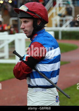 Jockey Wayne Hutchinson porte un brassard noir pour les victimes des attentats terroristes de Paris pendant le deuxième jour de l'Open à Cheltenham racecourse, Cheltenham. Banque D'Images