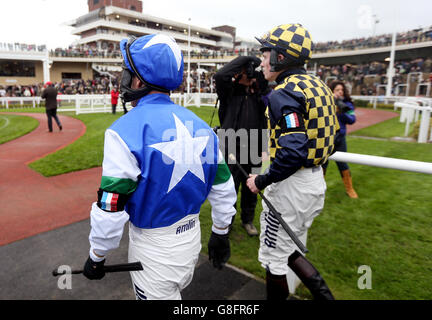 Jockey Richard Johnson et Joshua Moore portent des brassards noirs pour les victimes des attentats terroristes de Paris pendant le deuxième jour de l'Open à Cheltenham racecourse, Cheltenham. Banque D'Images