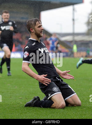 Michael Jacobs, de Wigan Athletic, célèbre après avoir terminé le deuxième but du match de son côté. Banque D'Images