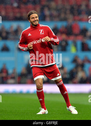 Grande-Bretagne et Irlande v reste du monde - UNICEF Charity Match - Old Trafford.David Beckham, de la Grande-Bretagne et de l'Irlande, se réchauffe avant le match caritatif de l'UNICEF à Old Trafford, Manchester. Banque D'Images