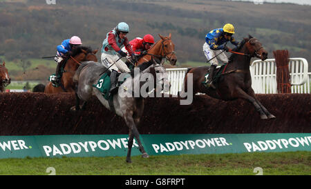 Cavalier irlandais monté par Paul Townend (à gauche) saute la dernière en avant du gagnant éventuel Annacotty monté par Ian Popham (à droite) dans la Paddy Power Gold Cup Chase pendant le deuxième jour de l'Open à Cheltenham racecourse, Cheltenham. Banque D'Images