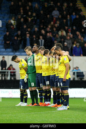 Oxford United / Cambridge United - Sky Bet League 2 - Kassam Stadium.Les joueurs d'Oxford United observent un silence de quelques minutes pour les attaques de Paris avant le match de la Sky Bet League Two au Kassam Stadium, à Oxford. Banque D'Images