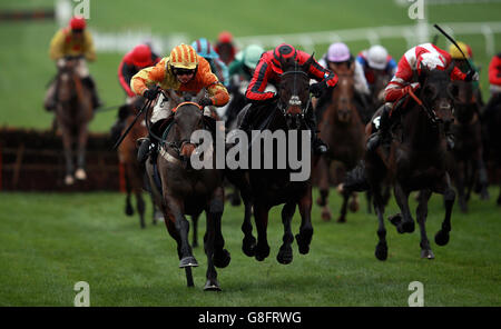 Rons Dream criblé par Sean Bowen (à gauche) sur leur chemin à la victoire dans la réglementation Finance Solutions handicap au cours de la deuxième journée de l'Open à Cheltenham racecourse, Cheltenham. Banque D'Images