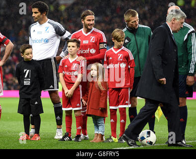 David Beckham de la Grande-Bretagne et de l'Irlande avec ses enfants, Romeo (à droite), Cruz (à gauche) et Harper avant le match de charité de l'UNICEF à Old Trafford, Manchester. Banque D'Images