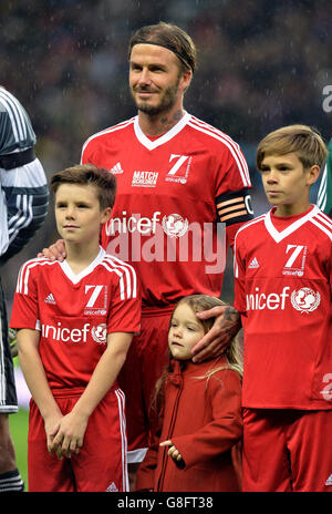 David Beckham de la Grande-Bretagne et de l'Irlande avec ses enfants, Romeo (à droite), Cruz (à gauche) et Harper avant le match de charité de l'UNICEF à Old Trafford, Manchester. Banque D'Images