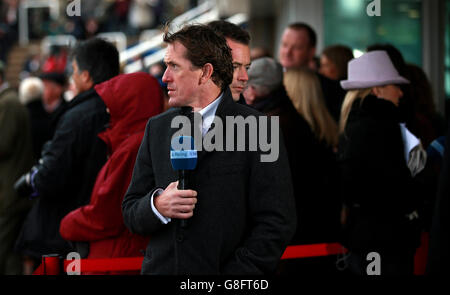 Tony McCoy regarde l'anneau de parade tout en jouant son nouveau rôle de perforateur de courses Chanel 4 au cours du deuxième jour de l'Open à Cheltenham racecourse, Cheltenham. Banque D'Images