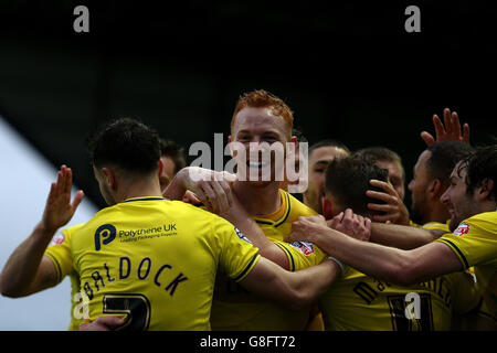 Ryan Taylor (au centre) d'Oxford United célèbre le premier but de son équipe lors du match de la Sky Bet League Two au Kassam Stadium, à Oxford. Banque D'Images