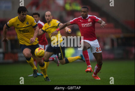 Jonathan Obika (à droite) de Swindon Town est contesté par Niall Canavan de Scunthorpe United lors du match de la Sky Bet League One au terrain du comté, Swindon. Banque D'Images