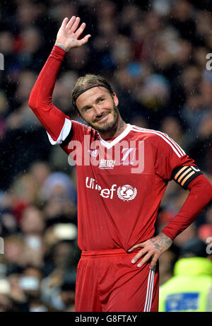 David Beckham, de la Grande-Bretagne et de l'Irlande, se hale devant la foule lors du match caritatif de l'UNICEF à Old Trafford, Manchester. Banque D'Images