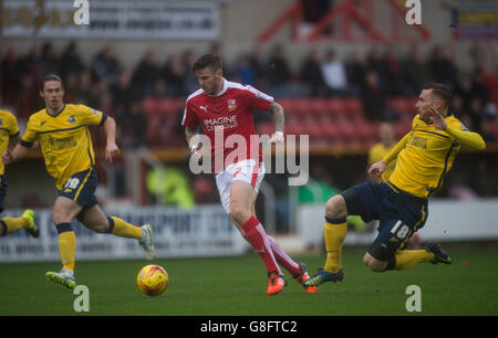 Ben Gladden, de Swindon Town, est défié par Jack King (à droite) de Scunthorpe United lors du match de la Sky Bet League One au County Ground, Swindon. Banque D'Images