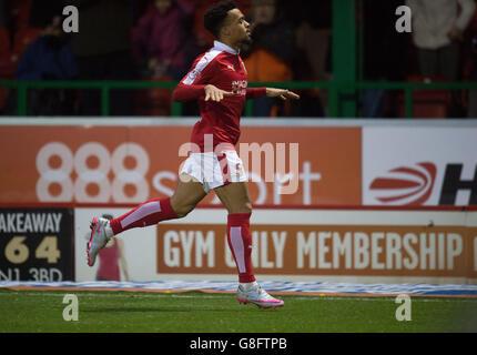 Nicky Adose de Swindon Town célèbre le deuxième but de son côté du match lors du match de la Sky Bet League One au County Ground, Swindon. APPUYEZ SUR ASSOCIATION photo. Date de la photo: Samedi 14 novembre 2015. Voir PA Story SOCCER Swindon. Le crédit photo devrait indiquer : Jon Buckle/PA Wire. Banque D'Images