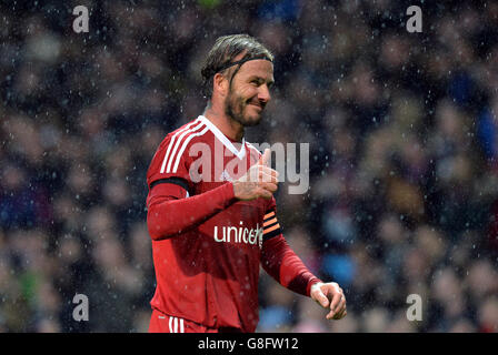 David Beckham, de la Grande-Bretagne et de l'Irlande, reconnaît la foule lors du match caritatif de l'UNICEF à Old Trafford, Manchester. Banque D'Images