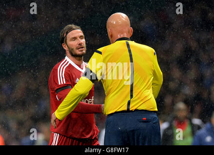 David Beckham de la Grande-Bretagne et de l'Irlande avec l'arbitre Pierluigi Collina lors du match caritatif de l'UNICEF à Old Trafford, Manchester. Banque D'Images