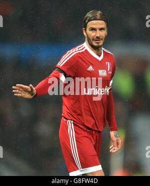 Grande-Bretagne et Irlande v reste du monde - UNICEF Charity Match - Old Trafford.David Beckham, de la Grande-Bretagne et de l'Irlande, en action contre le reste du monde. Banque D'Images