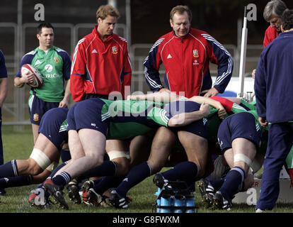 Le Prince William et Bill Beaumont, directeur de la tournée Lions, suivent une séance de formation des Lions britanniques et irlandais. Banque D'Images