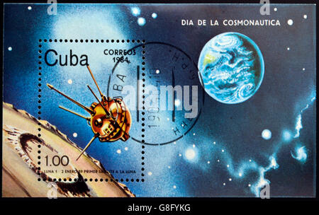 CUBA - circa 1984 : timbre imprimé en Cuba montre premier satellite à la lune, circa 1984 Banque D'Images