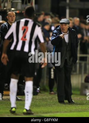 Alan Devonshire, directeur de Maidenhead United (à droite) gestes sur la ligne de contact lors du premier match de replay de la coupe Emirates FA à York Road, Maidenhead. Banque D'Images