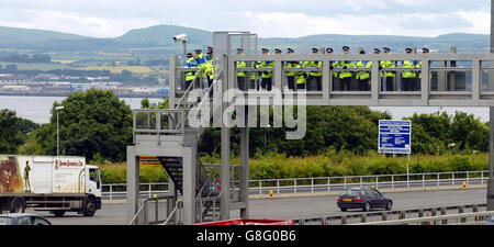 La police garde le pont de la Forth Road le jour où les dirigeants du G8 arrivent à Gleneagles Banque D'Images