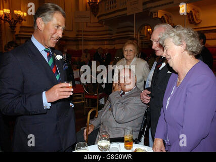 Le Prince Charles rencontre les anciens gardes gallois et leurs familles (de droite à gauche) Mary Redman, Philip Redman, Fred Bowden et Joan Burman. Banque D'Images