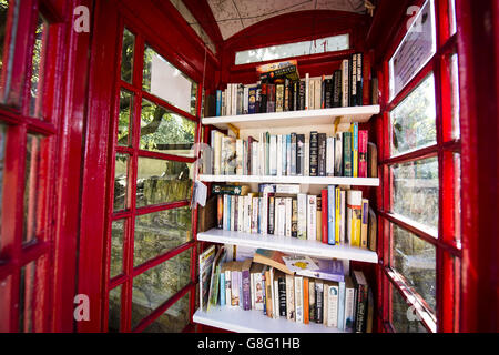 Une ancienne boîte téléphonique rouge transformée en un échange de livres dans le village de Thurlestone, Devon.APPUYEZ SUR ASSOCIATION photo.Date de la photo : 26 septembre 2015.Crédit photo devrait se lire: Ben Birchall Banque D'Images